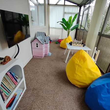 Retro 4 Bedroom Home, Warm And Welcoming, Quiet Location Porirua Εξωτερικό φωτογραφία