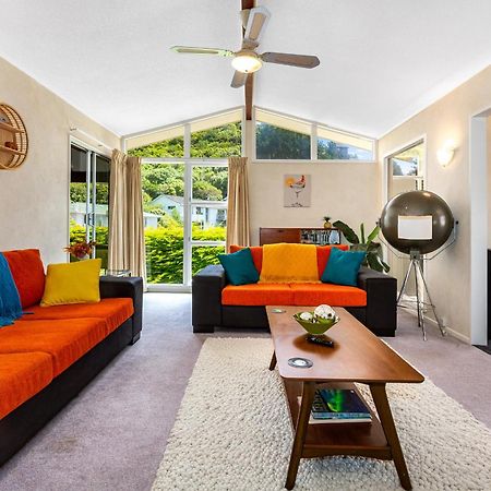 Retro 4 Bedroom Home, Warm And Welcoming, Quiet Location Porirua Εξωτερικό φωτογραφία