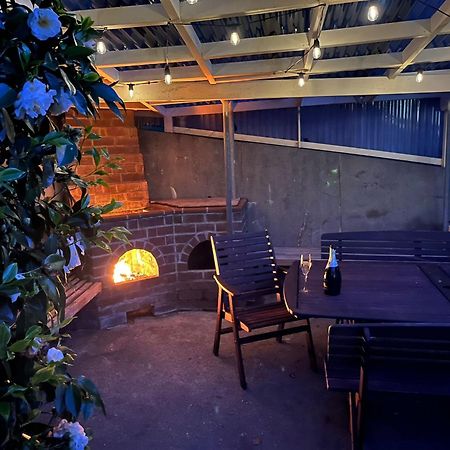 Retro 4 Bedroom Home, Warm And Welcoming, Quiet Location Porirua Εξωτερικό φωτογραφία