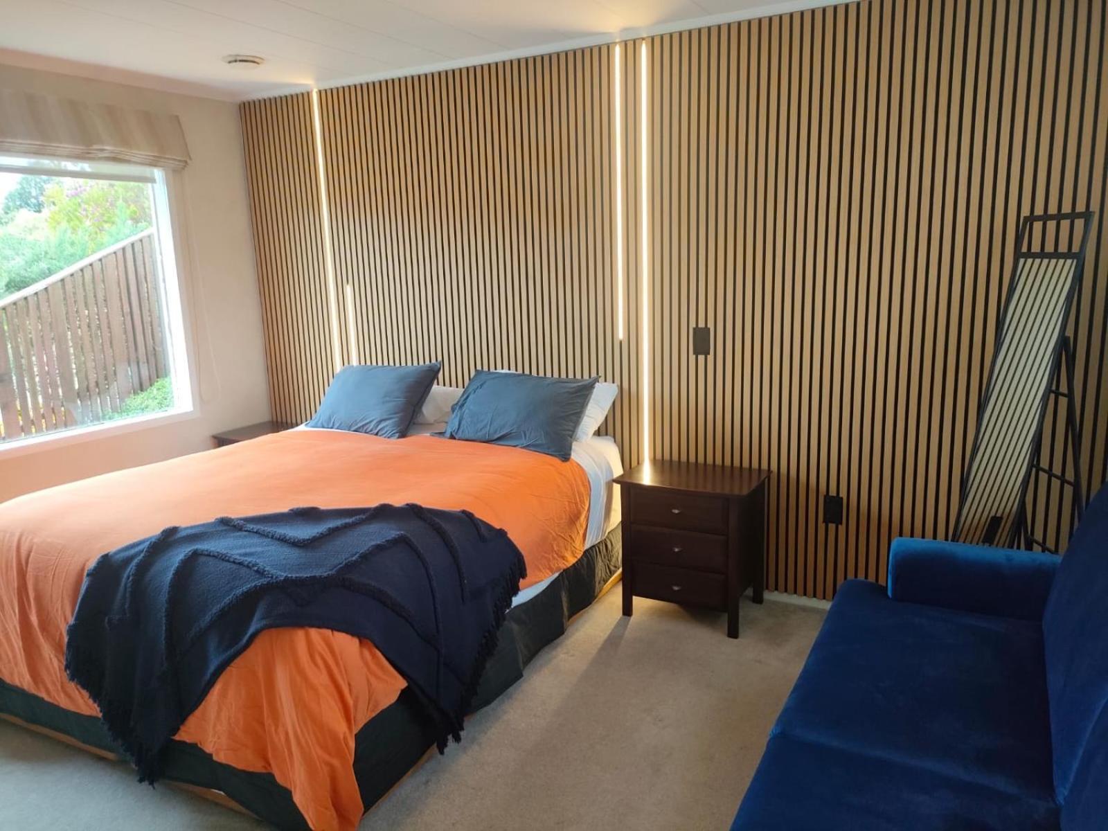 Retro 4 Bedroom Home, Warm And Welcoming, Quiet Location Porirua Εξωτερικό φωτογραφία