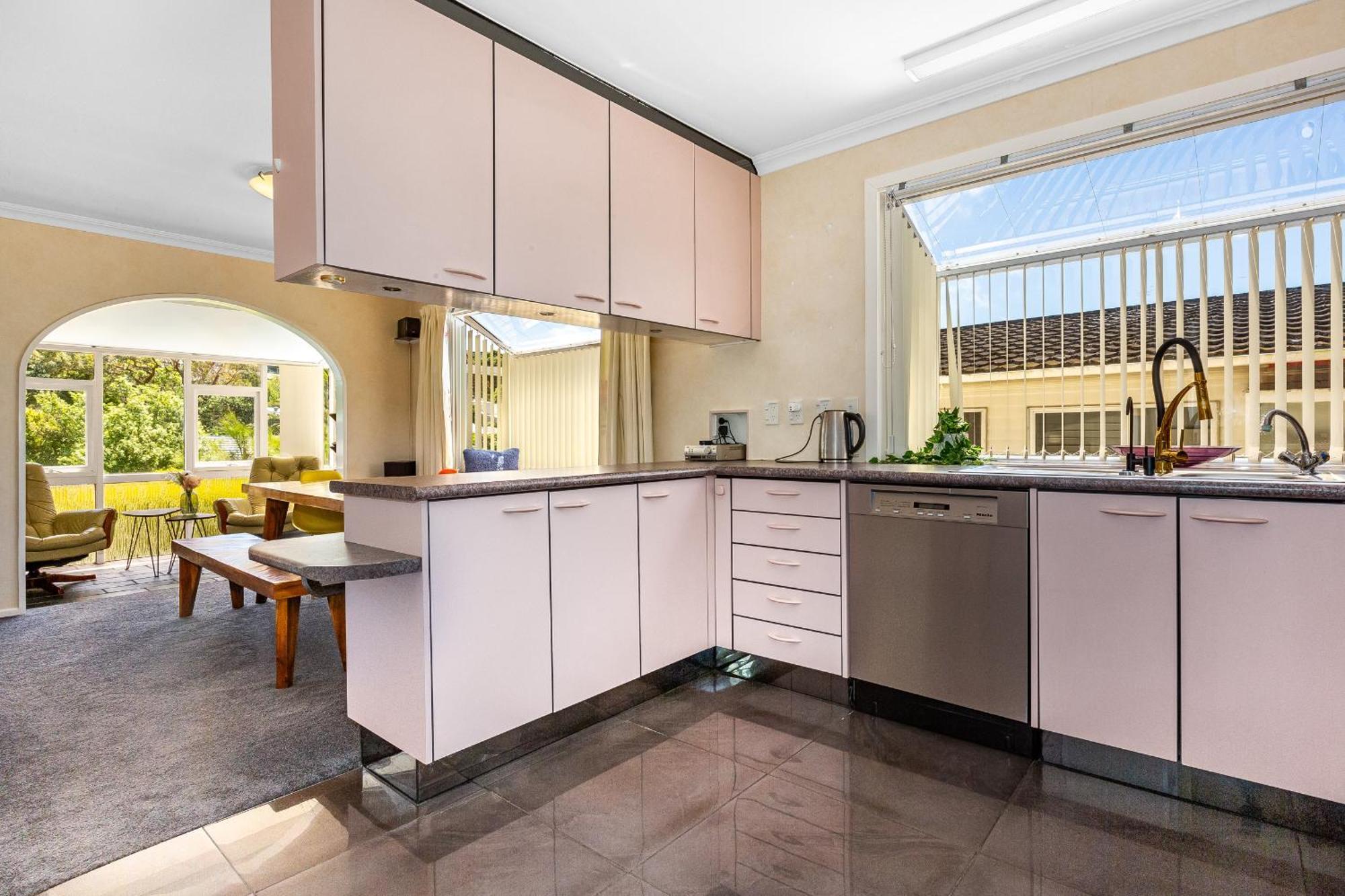 Retro 4 Bedroom Home, Warm And Welcoming, Quiet Location Porirua Εξωτερικό φωτογραφία