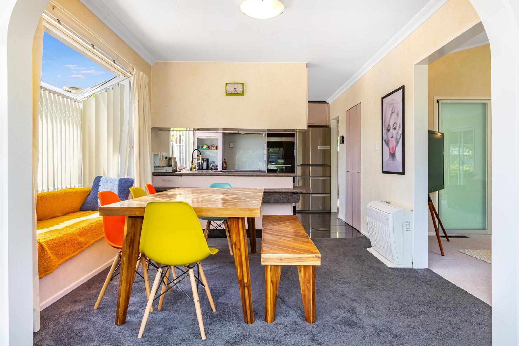 Retro 4 Bedroom Home, Warm And Welcoming, Quiet Location Porirua Εξωτερικό φωτογραφία