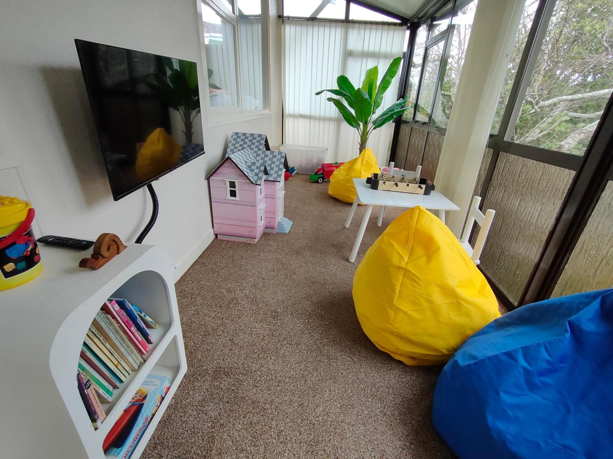 Retro 4 Bedroom Home, Warm And Welcoming, Quiet Location Porirua Εξωτερικό φωτογραφία