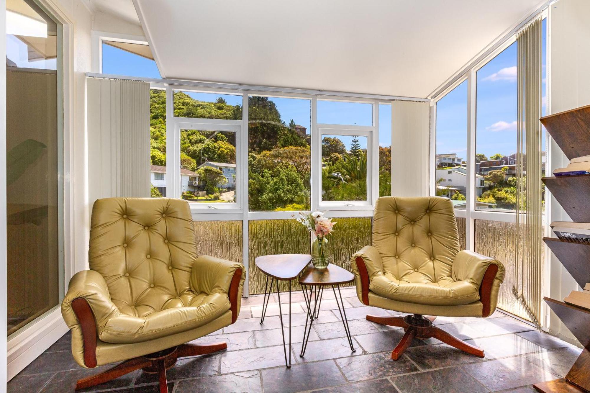Retro 4 Bedroom Home, Warm And Welcoming, Quiet Location Porirua Εξωτερικό φωτογραφία