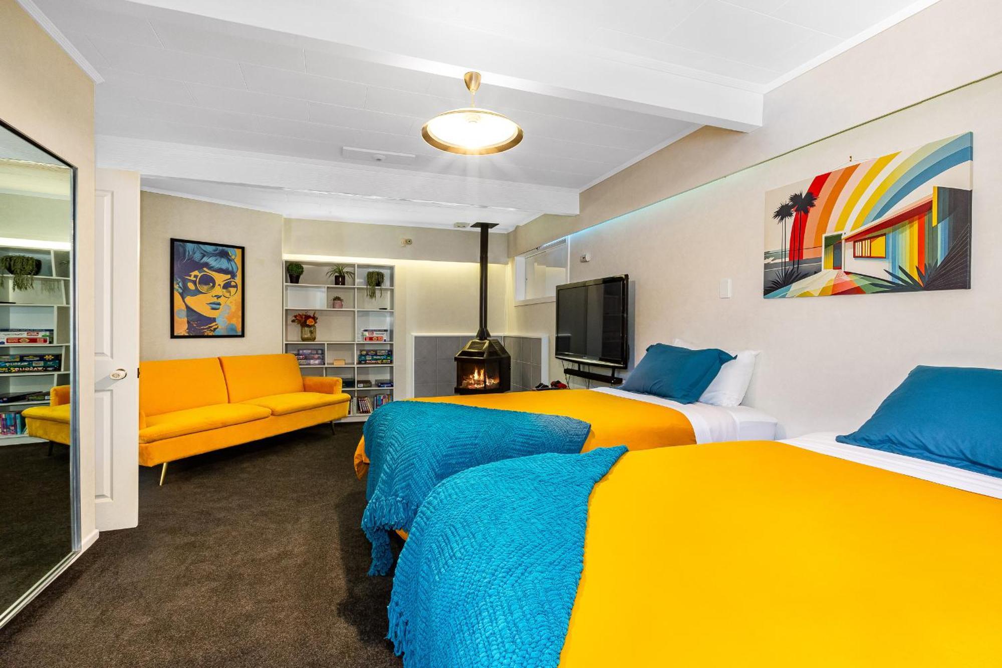 Retro 4 Bedroom Home, Warm And Welcoming, Quiet Location Porirua Εξωτερικό φωτογραφία