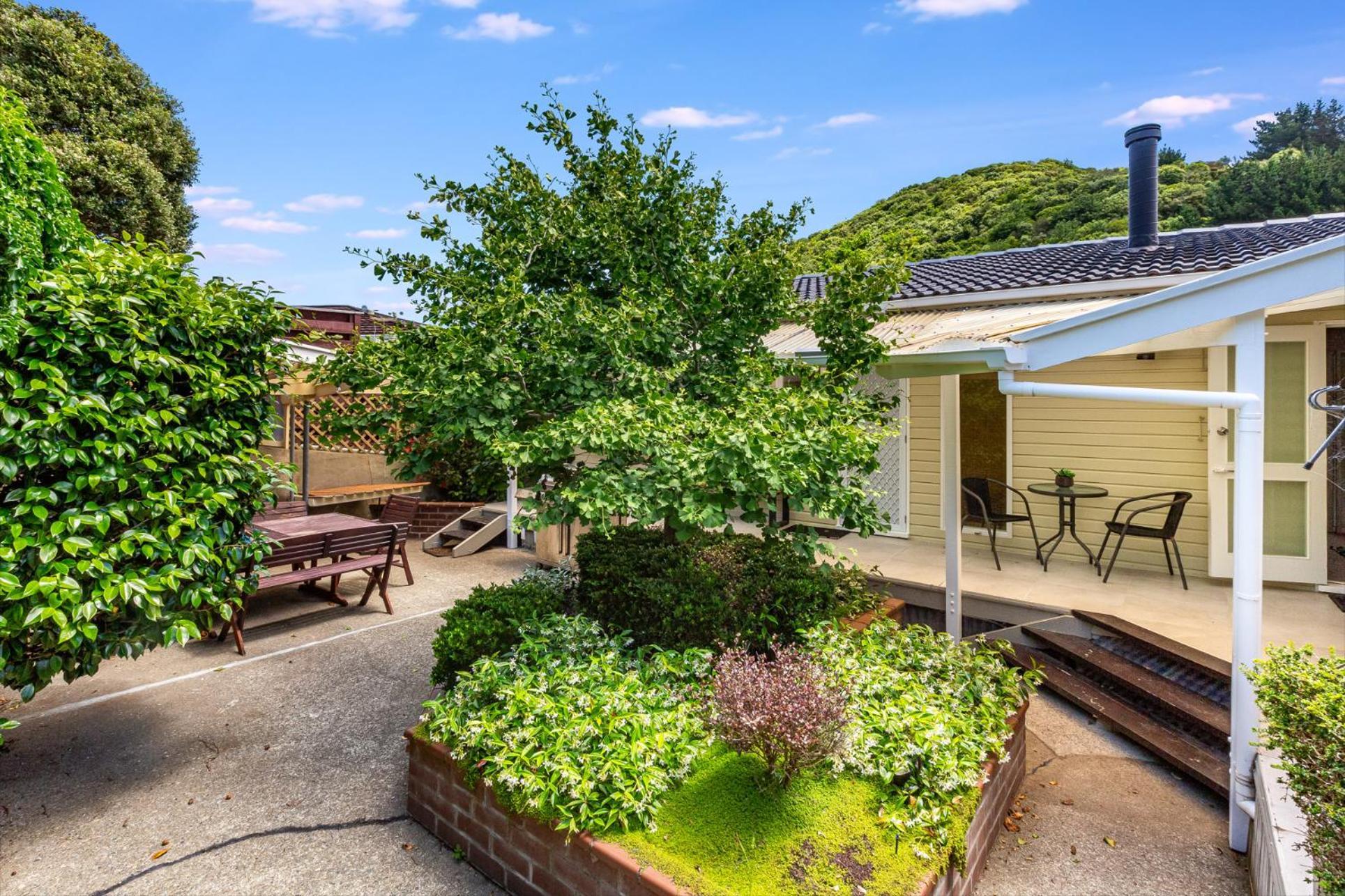 Retro 4 Bedroom Home, Warm And Welcoming, Quiet Location Porirua Εξωτερικό φωτογραφία