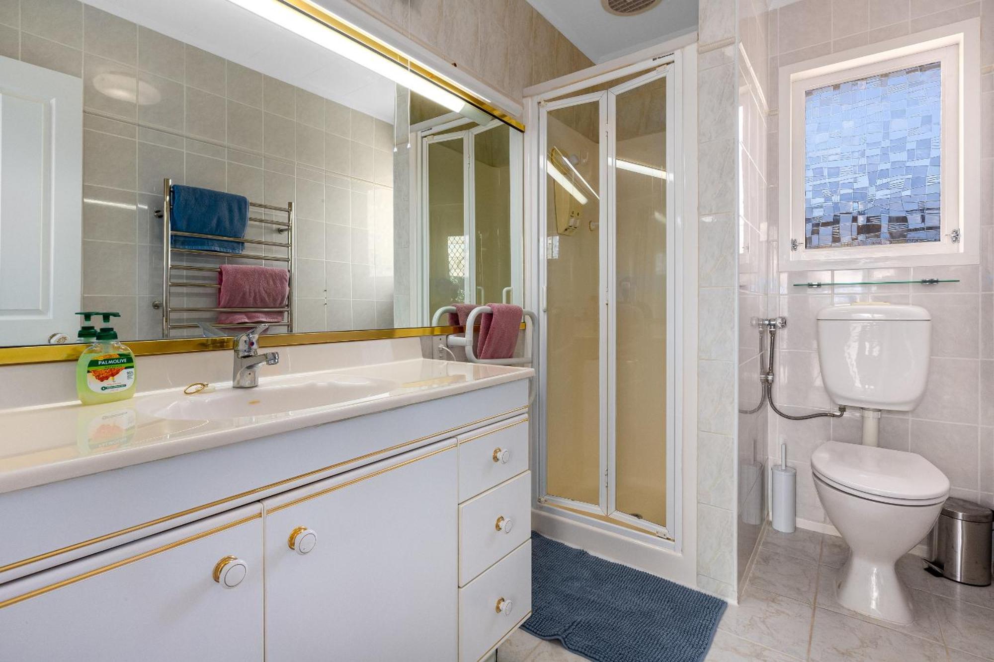 Retro 4 Bedroom Home, Warm And Welcoming, Quiet Location Porirua Εξωτερικό φωτογραφία