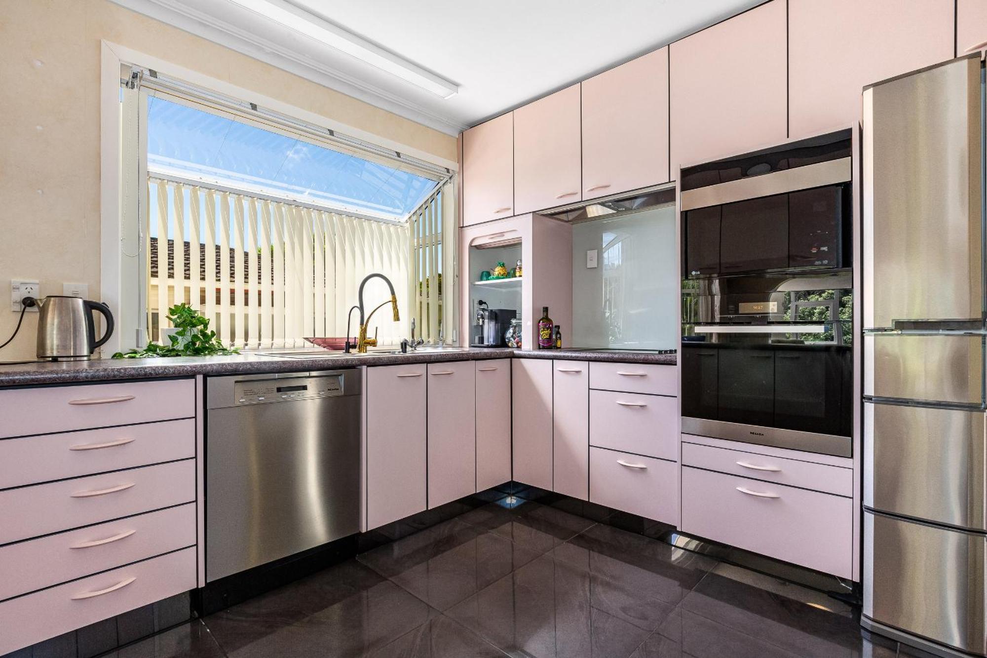 Retro 4 Bedroom Home, Warm And Welcoming, Quiet Location Porirua Εξωτερικό φωτογραφία