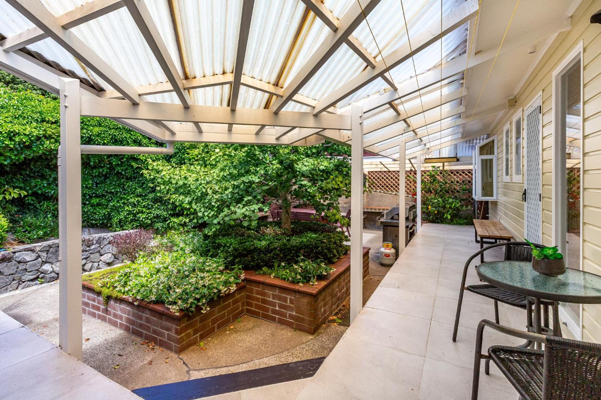 Retro 4 Bedroom Home, Warm And Welcoming, Quiet Location Porirua Εξωτερικό φωτογραφία