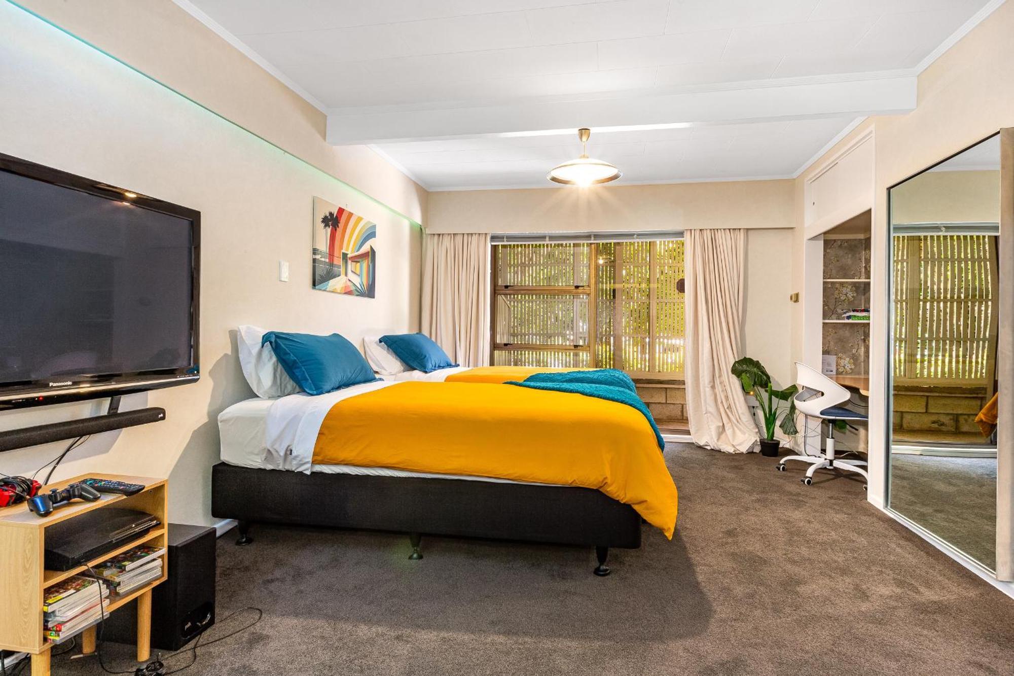 Retro 4 Bedroom Home, Warm And Welcoming, Quiet Location Porirua Εξωτερικό φωτογραφία