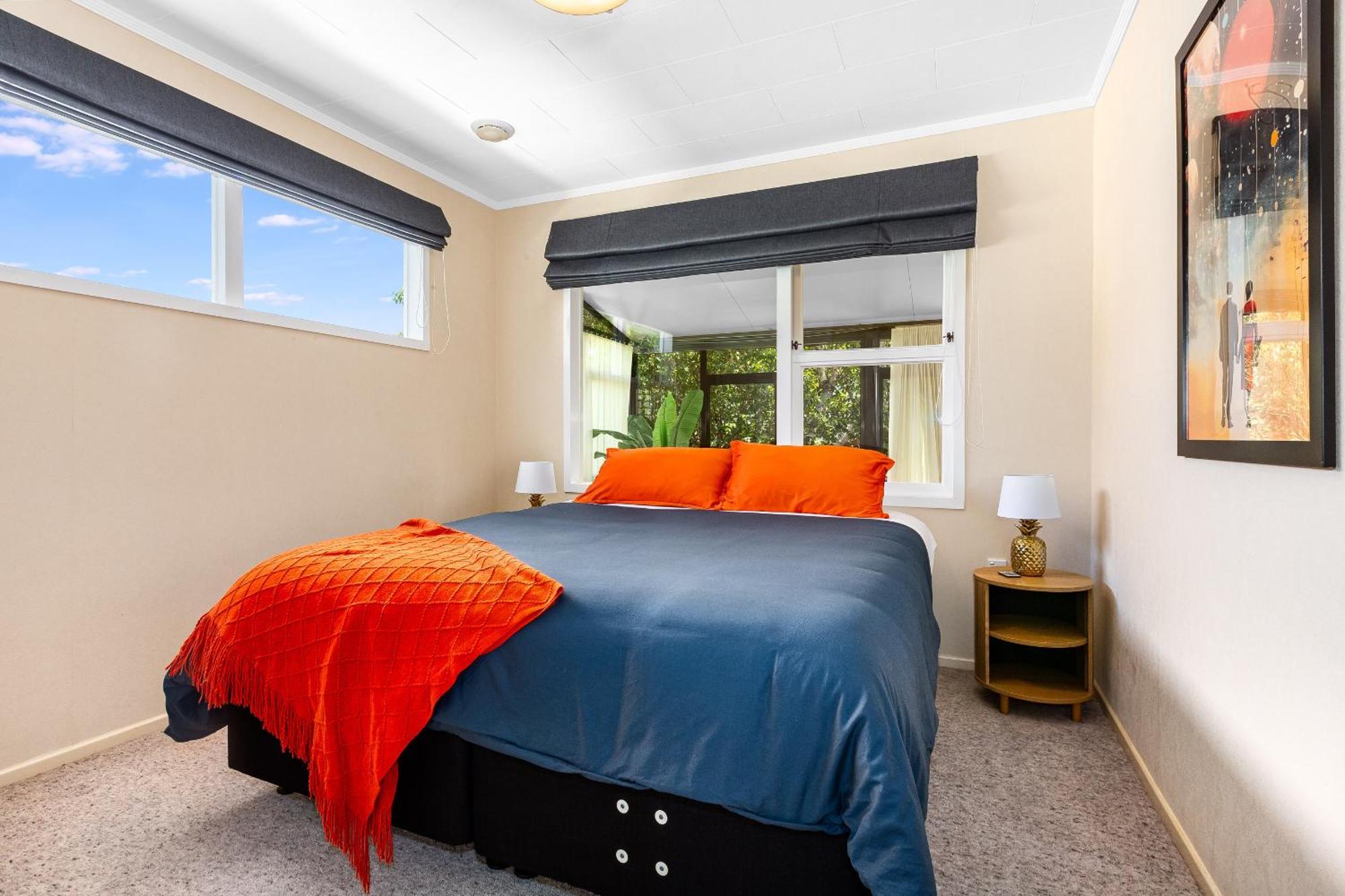 Retro 4 Bedroom Home, Warm And Welcoming, Quiet Location Porirua Εξωτερικό φωτογραφία