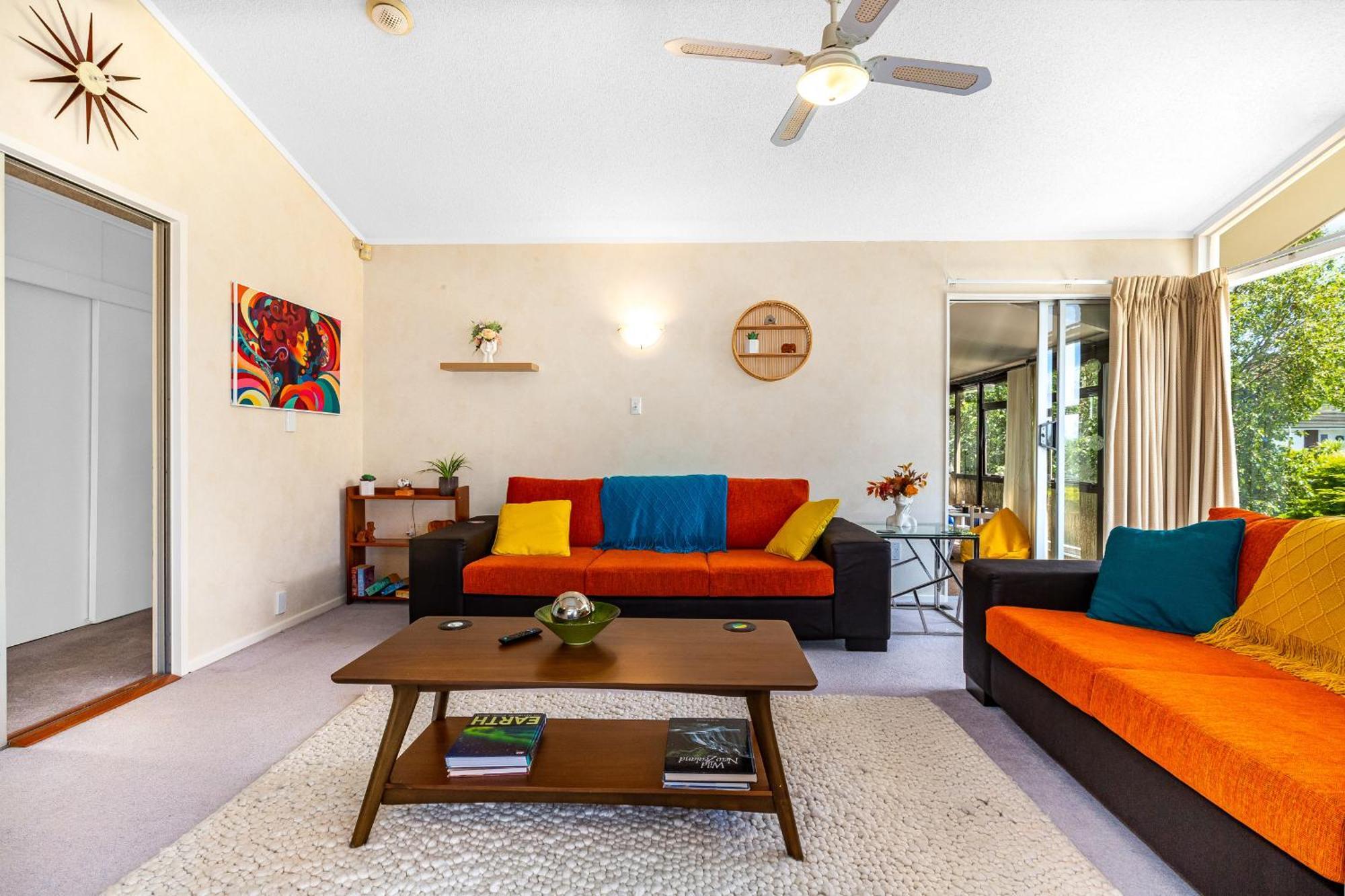 Retro 4 Bedroom Home, Warm And Welcoming, Quiet Location Porirua Εξωτερικό φωτογραφία