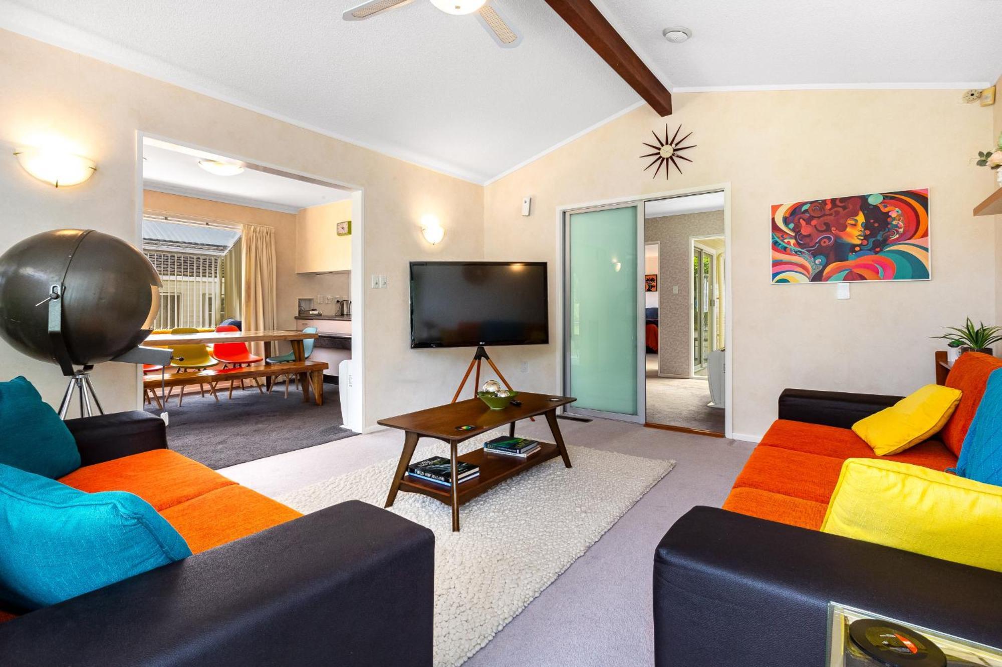 Retro 4 Bedroom Home, Warm And Welcoming, Quiet Location Porirua Εξωτερικό φωτογραφία