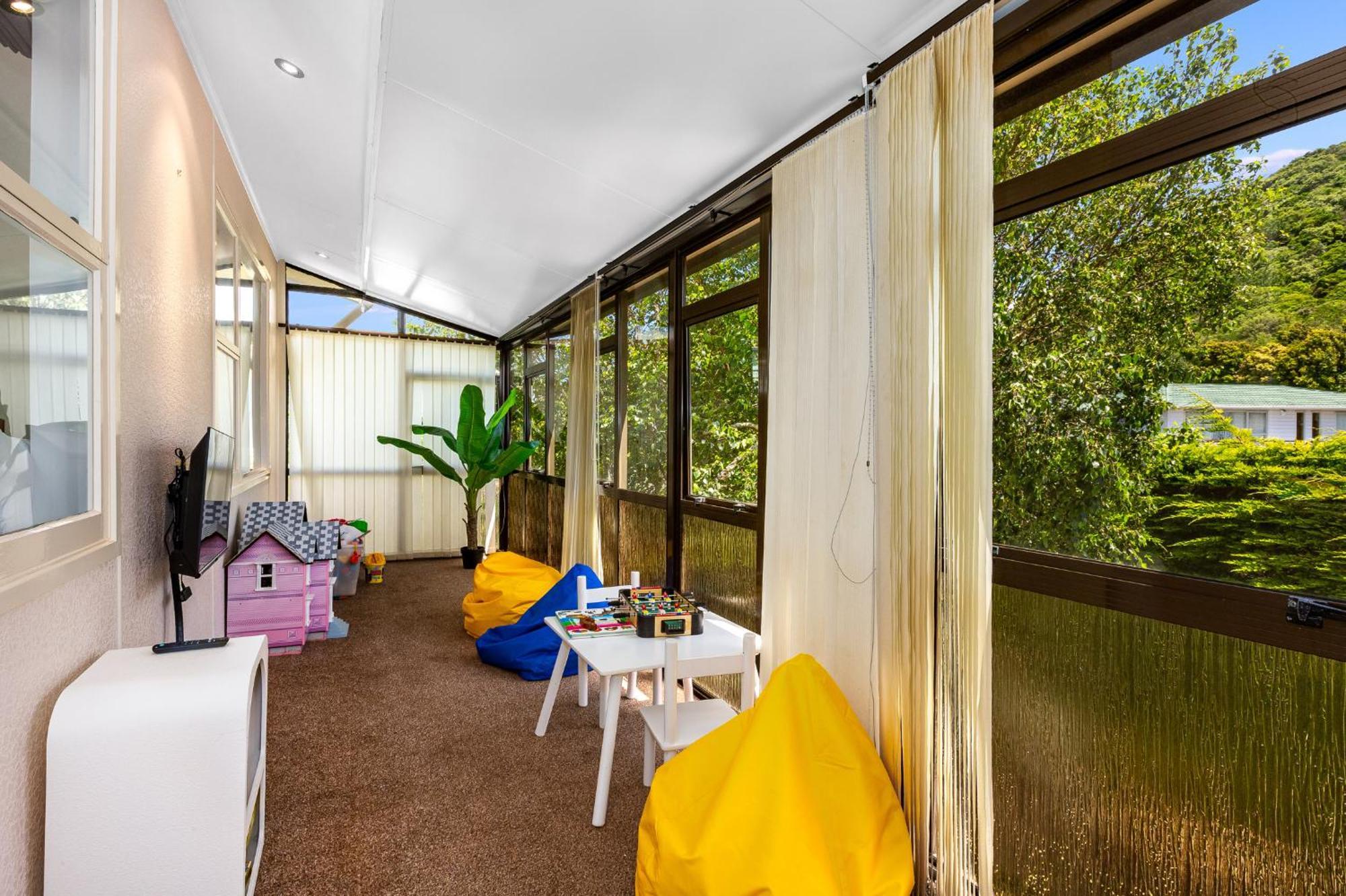 Retro 4 Bedroom Home, Warm And Welcoming, Quiet Location Porirua Εξωτερικό φωτογραφία