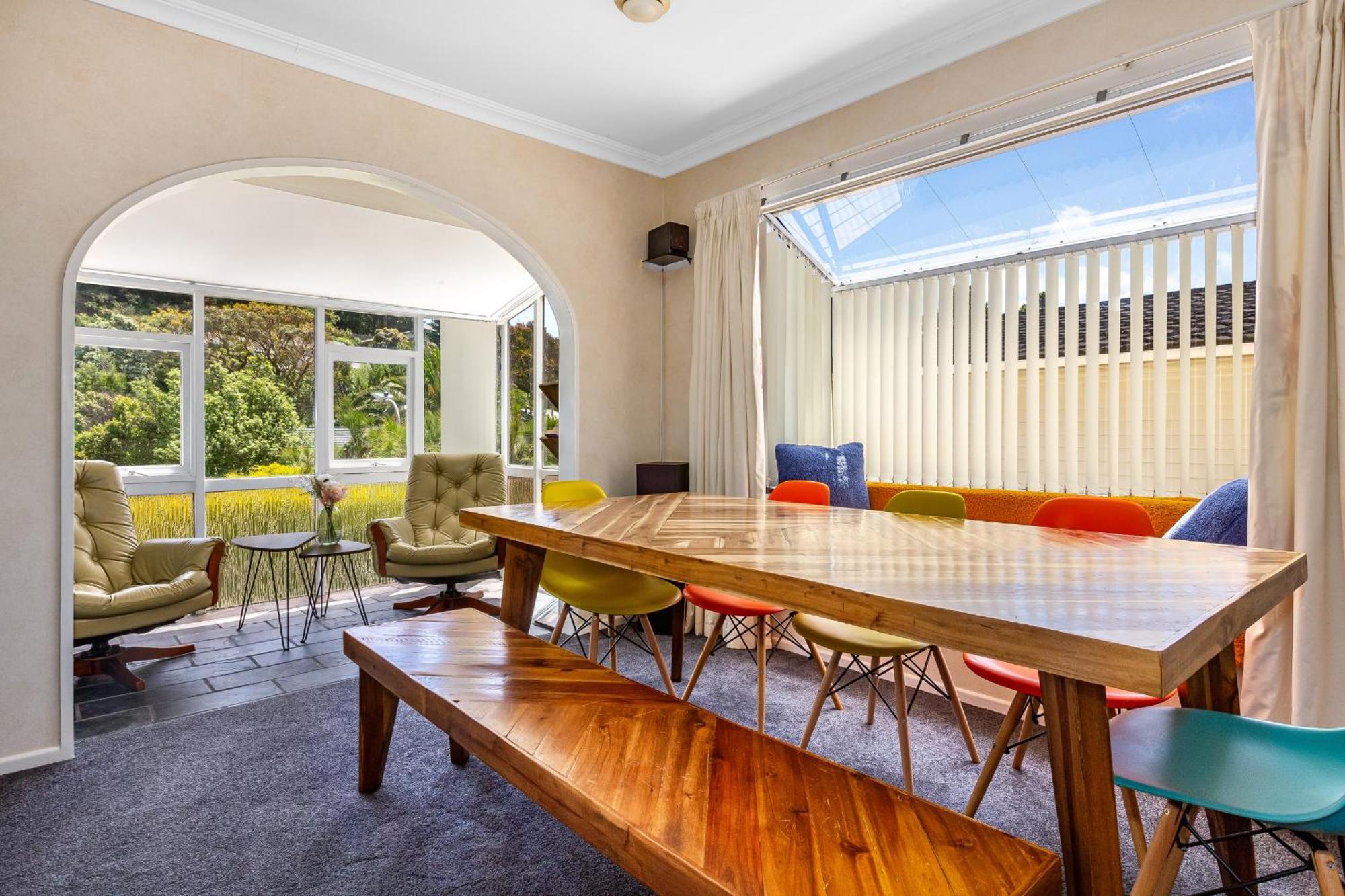 Retro 4 Bedroom Home, Warm And Welcoming, Quiet Location Porirua Εξωτερικό φωτογραφία