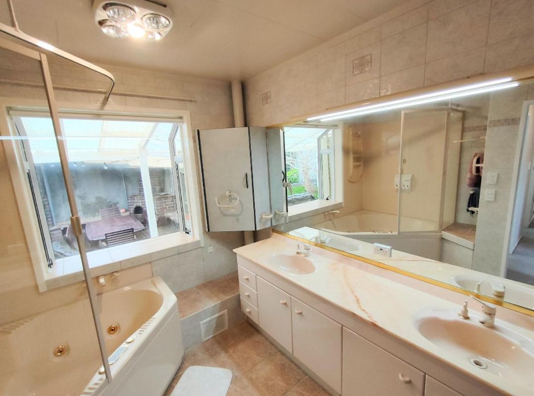 Retro 4 Bedroom Home, Warm And Welcoming, Quiet Location Porirua Εξωτερικό φωτογραφία