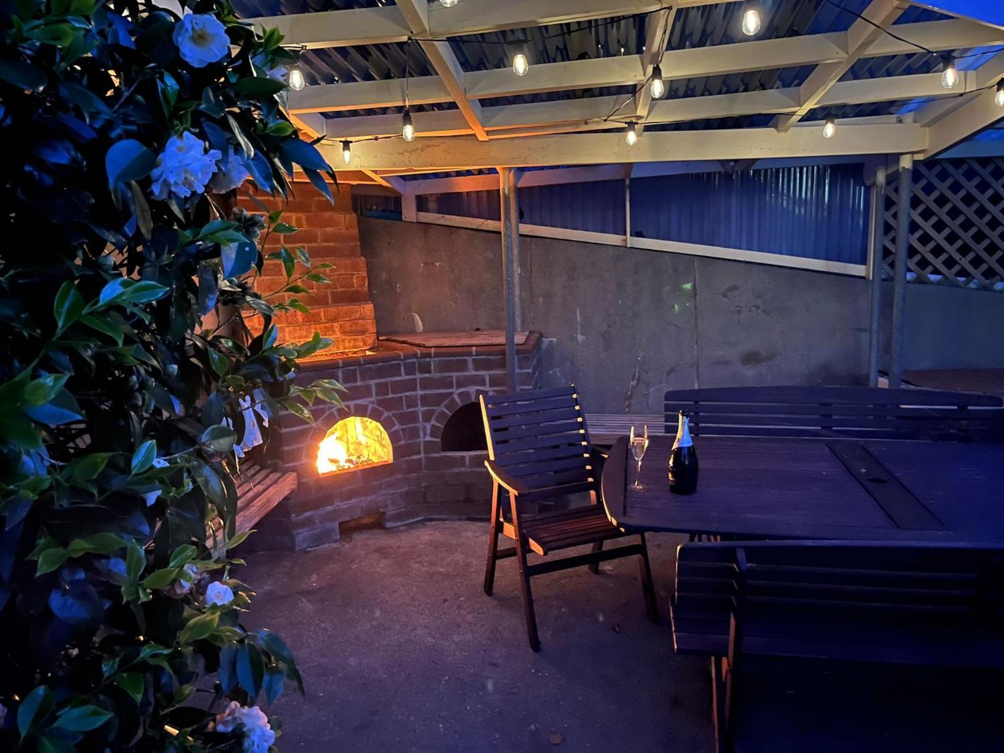 Retro 4 Bedroom Home, Warm And Welcoming, Quiet Location Porirua Εξωτερικό φωτογραφία