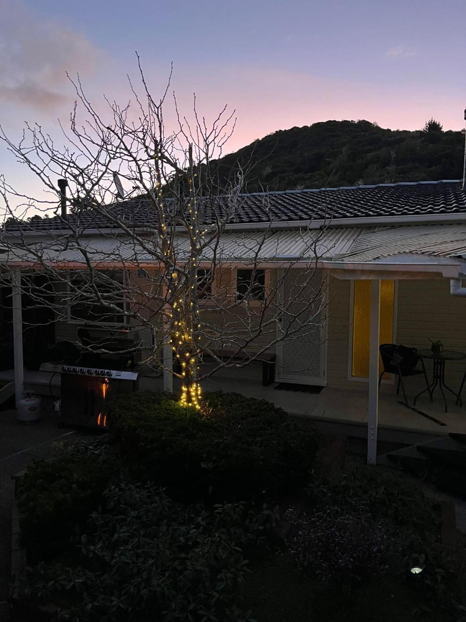 Retro 4 Bedroom Home, Warm And Welcoming, Quiet Location Porirua Εξωτερικό φωτογραφία