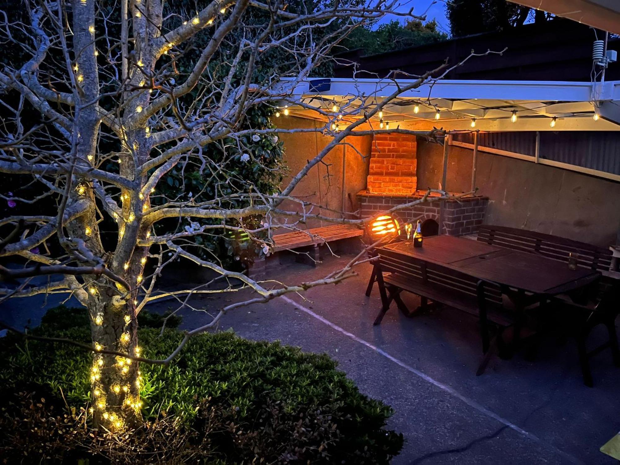 Retro 4 Bedroom Home, Warm And Welcoming, Quiet Location Porirua Εξωτερικό φωτογραφία